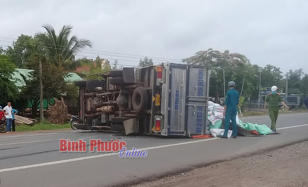 Nổ lốp, xe tải lật trên quốc lộ 14