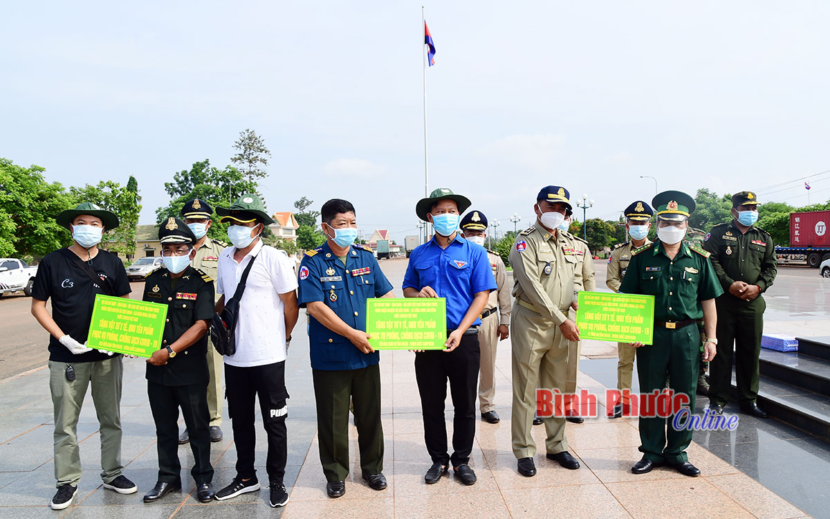 Tặng vật chất phòng dịch cho lực lượng vũ trang Campuchia