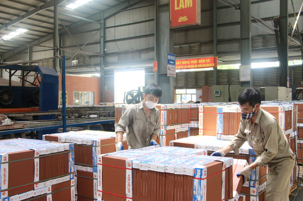 Sản xuất gạch, ngói tại Công ty CP Gốm Đất Việt. Ảnh: Mạnh Trường