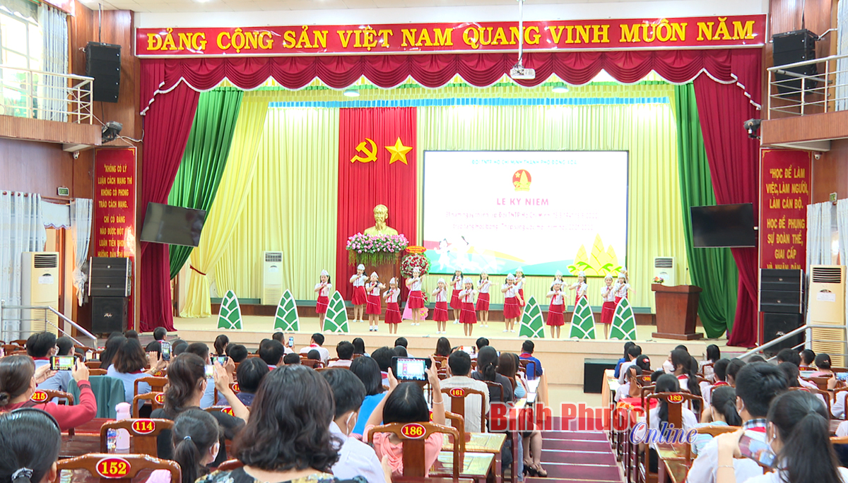 105 suất học bổng “Thắp sáng ước mơ” tặng học sinh khó khăn