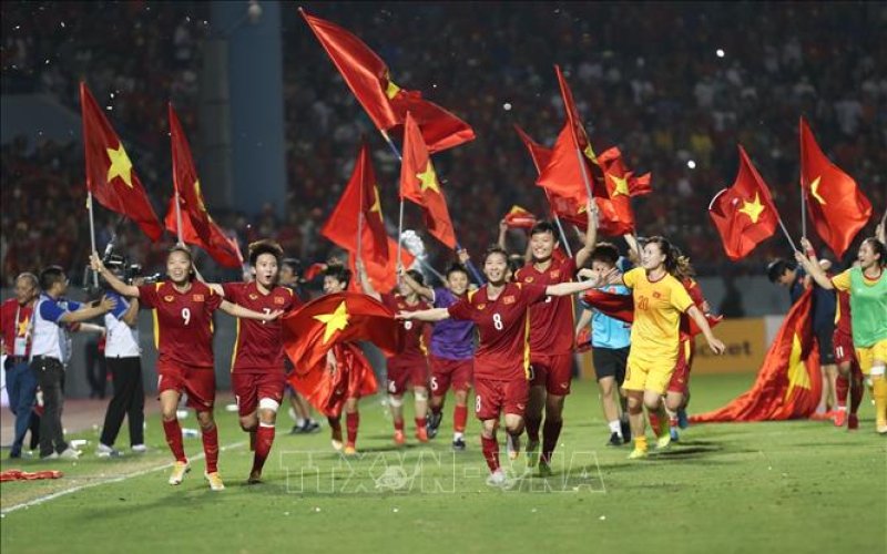 Đội tuyển bóng đá nữ Việt Nam đã chứng tỏ sức mạnh của mình trên đấu trường quốc tế và được đánh giá cao trong khu vực Đông Nam Á. Các cô gái của chúng ta đang cố gắng để giành thật nhiều danh hiệu và mang vinh quang cho đất nước. Những hình ảnh của chị em trong đội tuyển sẽ khiến bạn cảm phục và yêu thích.
