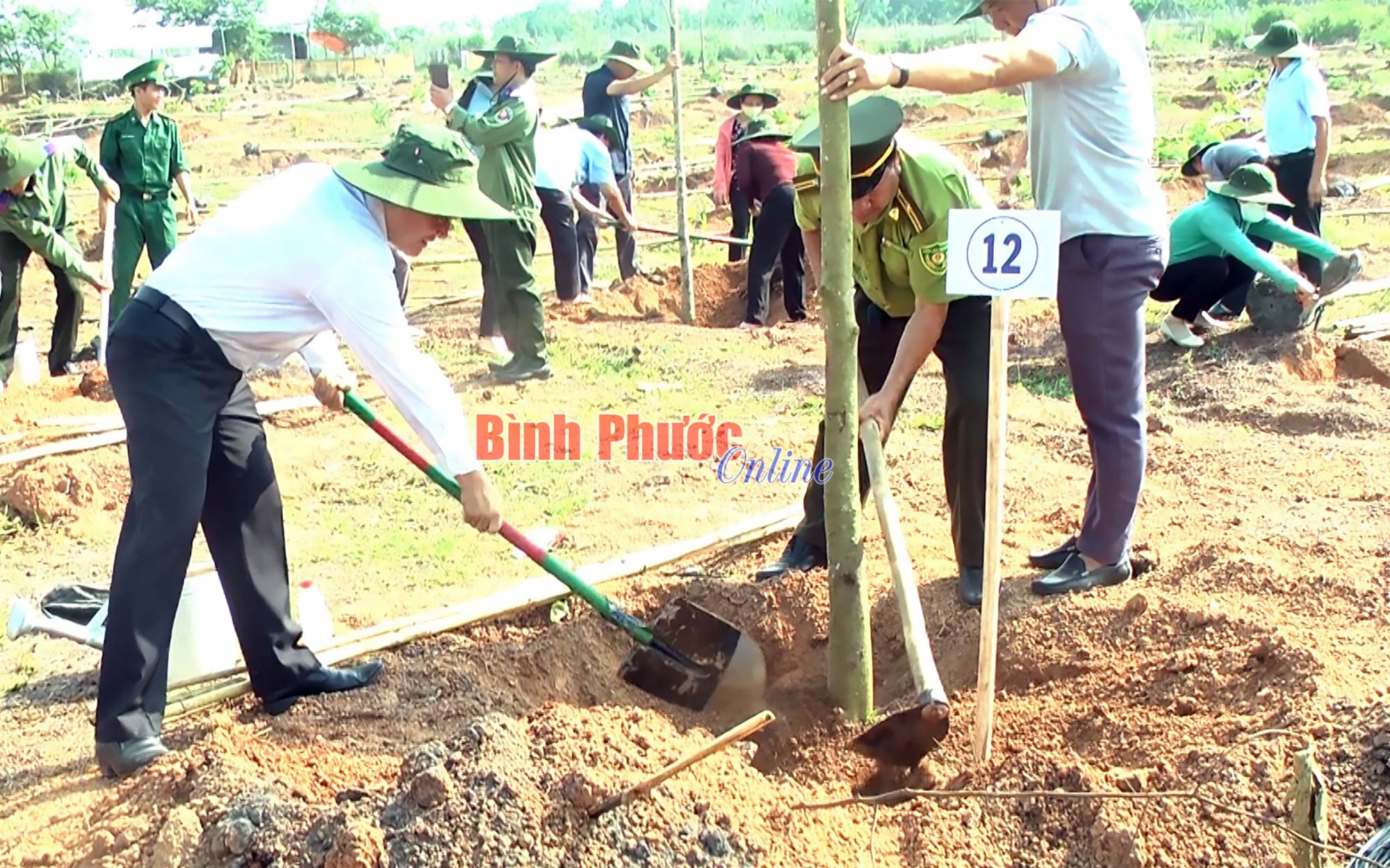 Lộc Ninh: Trồng cây “Đời đời nhớ ơn Bác Hồ”