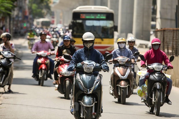 Chuyen gia huong dan nguoi dan cham soc suc khoe mua nang nong hinh anh 2