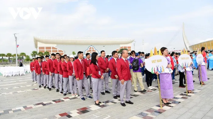 Cách đây vài tháng, BTC Campuchia thông báo với các đoàn về việc sẽ tiến hành lễ thượng cờ vào ngày 4/5. Vì vậy, đoàn thể thao Việt Nam đã lập kế hoạch di chuyển sang Campuchia vào ngày 3/5 do trưởng đoàn Đặng Hà Việt dẫn đầu.