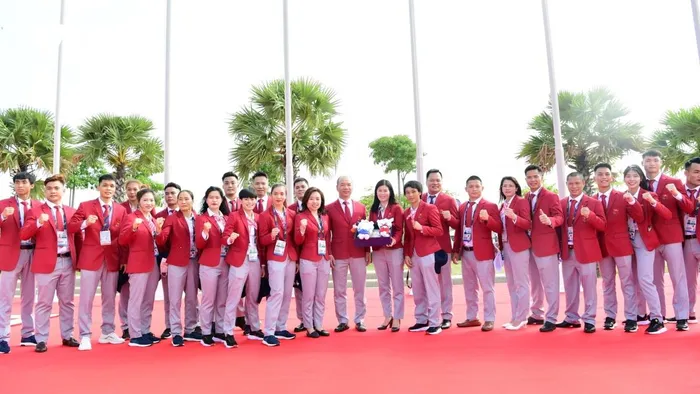 Những thành viên của Đoàn thể thao Việt Nam tại Lễ thượng cờ SEA Games 32.