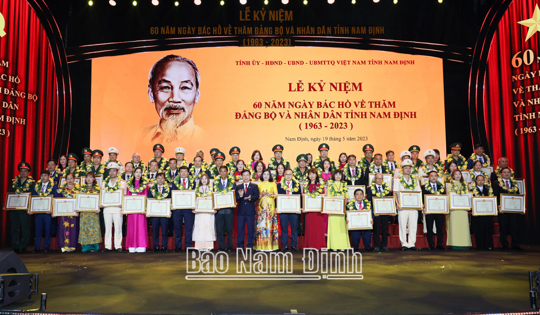 Đồng chí Phạm Đình Nghị, Phó Bí thư Tỉnh ủy, Chủ tịch UBND tỉnh trao Bằng khen cho các tập thể xuất sắc trong Học tập và làm theo tư tưởng, đạo đức phong cách Hồ Chí Minh giai đoạn 2021 – 2023. 