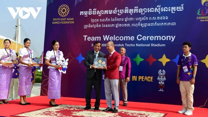 Phó đoàn Hoàng Quốc Vinh nhận kỷ niệm chương từ BTC.