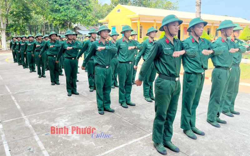 軍隊の中で育つ