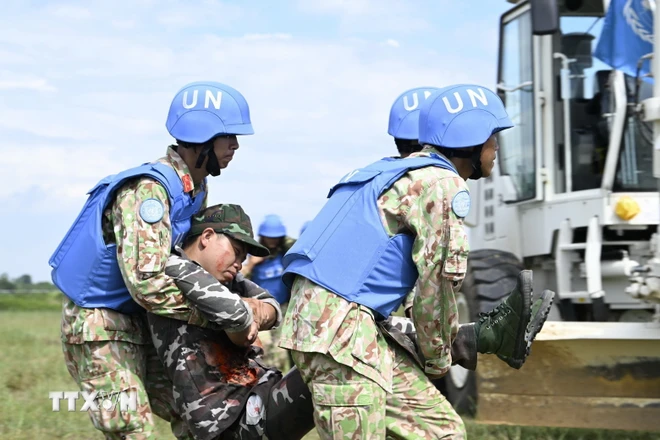 Diễn tập cấp cứu lực lượng công binh bị thương trong khi rà phá bom mìn, vật liệu nổ tại hiện trường. (Ảnh: TTXVN phát) ttxvn-gin-giu-hoa-binh-9508.jpg