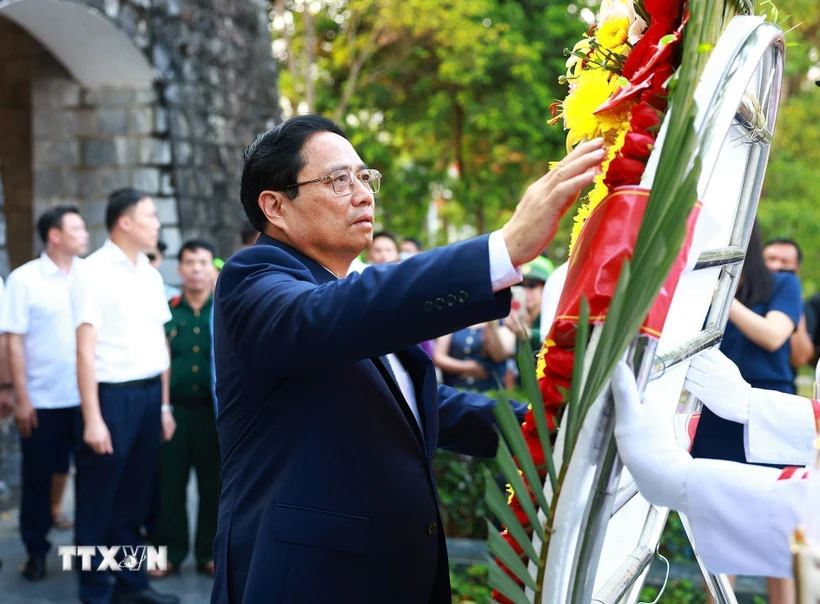 Thủ tướng dâng hương tưởng niệm các Anh hùng, Liệt sĩ tại Điện Biên Phủ