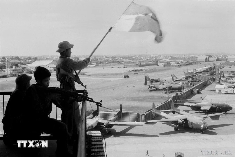 Cờ giải phóng tung bay trên sân bay Tân Sơn Nhất, ngày 30/4/1975. (Ảnh: Quang Thành/TTXVN)