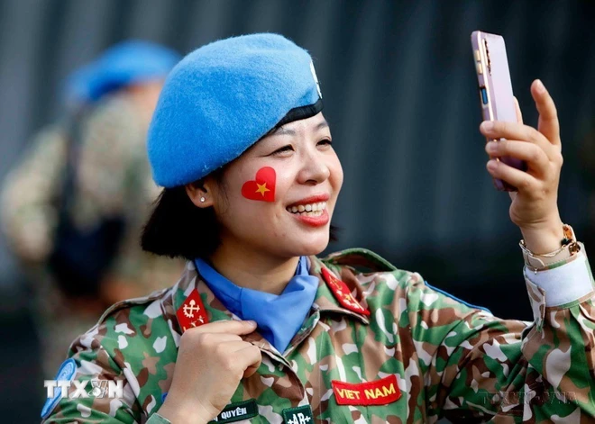 Nữ quân nhân Đội Công binh số 2 trước giờ lên đường thực hiện nhiệm vụ gìn giữ hòa bình Liên hợp quốc tại Phái bộ UNISFA, khu vực Abyei. (Ảnh: An Đăng/TTXVN) ttxvn_gin giu hoa binh.jpg