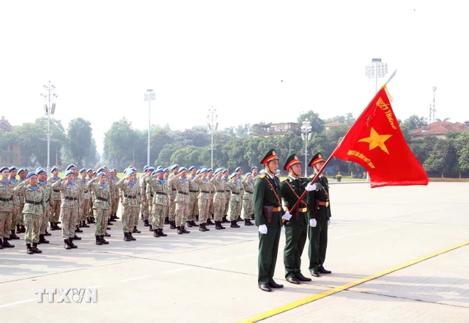 Cán bộ, sỹ quan, quân nhân Cục Gìn giữ Hòa bình Việt Nam tại Lễ báo công dâng Bác. (Ảnh: Trọng Đức/TTXVN) ttxvn_cuc gin giu hoa binh (5).jpg