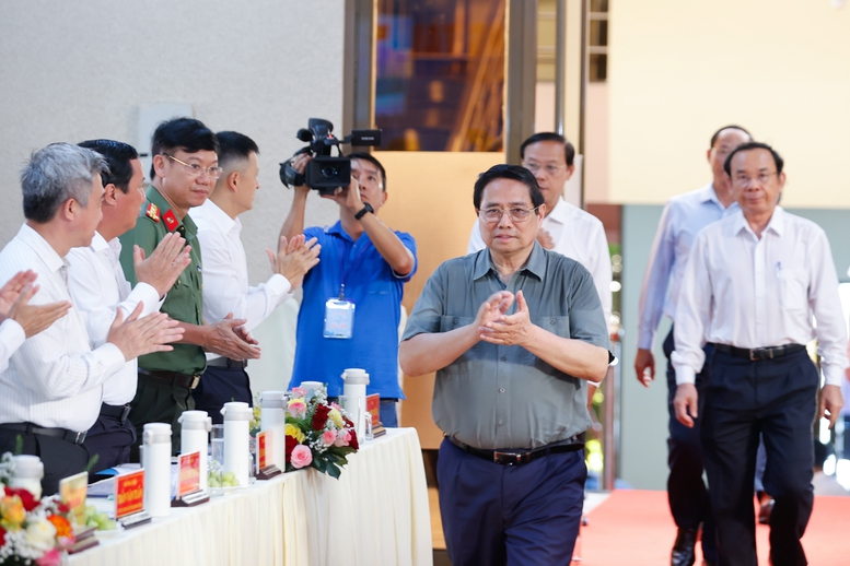 Thủ tướng: Thần tốc, táo bạo xây dựng Côn Đảo sáng, xanh, sạch, đẹp, hiện đại, tầm cỡ quốc tế và bảo đảm an ninh quốc phòng- Ảnh 1.