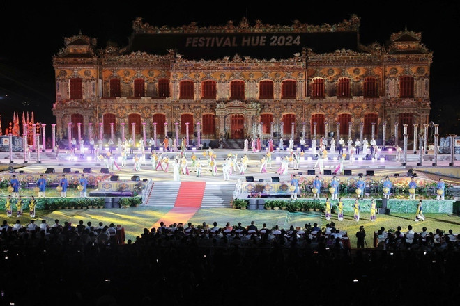 Chương trình nghệ thuật bế mạc Festival Huế 2024 quy tụ sự tham gia của nhiều đoàn nghệ thuật quốc tế. (Ảnh: Đinh Ngọc Liên/TTXVN) di-san-van-hoa-9103.jpg