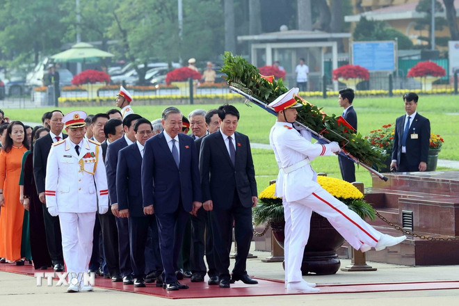 ttxvn-cac-dai-bieu-quoc-hoi-dat-vong-hoa-va-vao-lang-vieng-chu-tich-ho-chi-minh-8012418-4.jpg