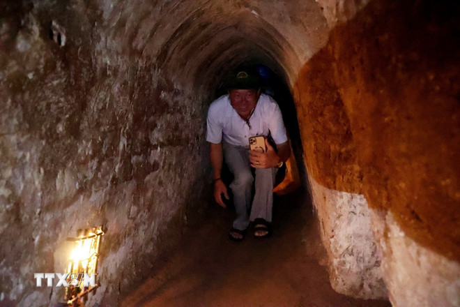 Khách tham quan trải nghiệm không gian đường hầm trong địa đạo Củ Chi. (Ảnh: Hồng Đạt/TTXVN) ttxvn-0205-cu-chi-6.jpg