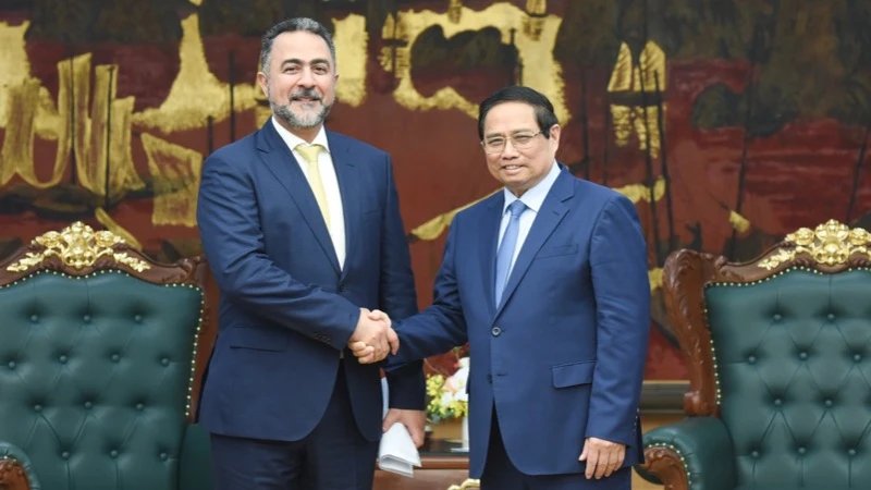 Thủ tướng Chính phủ Phạm Minh Chính và Phó Chủ tịch Cơ quan Đầu tư quốc gia Oman (OIA) Nasser bin Suliman Al Harthi. (Ảnh: Trần Hải)