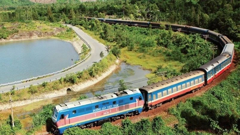 Đẩy nhanh tiến độ triển khai dự án tuyến đường sắt Lào Cai-Hà Nội-Hải Phòng. (Ảnh: VGP)