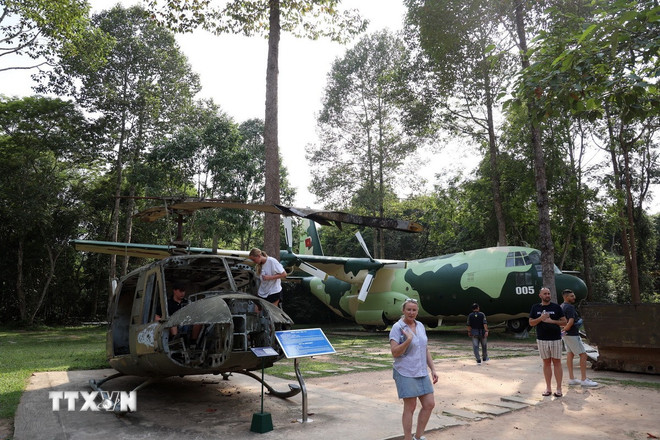 Khách quốc tế tham quan, tìm hiểu các loại máy bay chiến đấu đã tàn phá vùng đất thép Củ Chi. (Ảnh: Hồng Đạt/TTXVN) ttxvn-0205-cu-chi-5.jpg