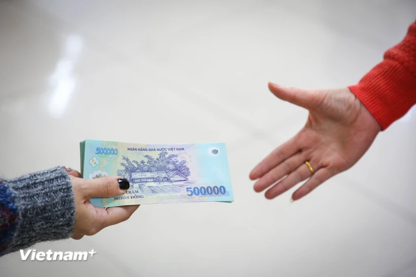 Đối với số kinh phí công đoàn và đoàn phí công đoàn (kết dư, mới đóng) còn lại ở công đoàn cơ sở thì Ban Chấp hành công đoàn cơ sở được quyền chi cho các hoạt động chăm lo, hỗ trợ đoàn viên, người lao động. (Ảnh: PV/Vietnam+)