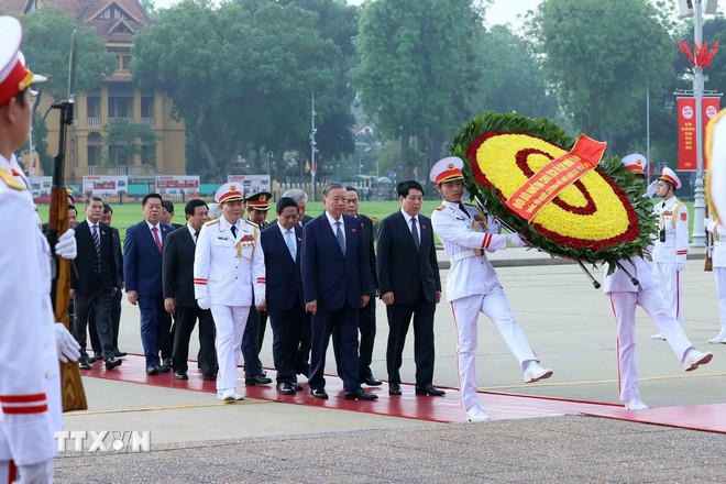 ttxvn-cac-dai-bieu-quoc-hoi-dat-vong-hoa-va-vao-lang-vieng-chu-tich-ho-chi-minh-8012418-3.jpg