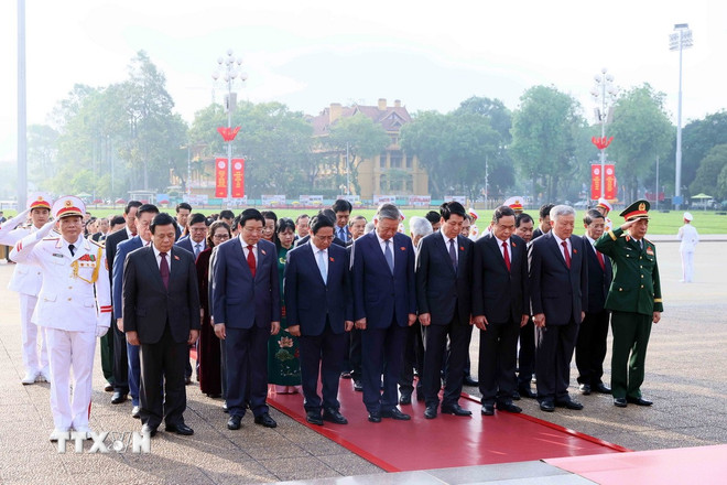 ttxvn-cac-dai-bieu-quoc-hoi-dat-vong-hoa-va-vao-lang-vieng-chu-tich-ho-chi-minh-8012418-1.jpg