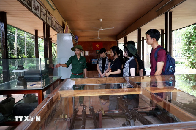 Các bạn trẻ tham quan phòng trưng bày các loại vũ khí của quân và dân địa đạo Củ Chi trong kháng chiến. (Ảnh: Hồng Đạt/TTXVN) ttxvn-0205-cu-chi-8.jpg
