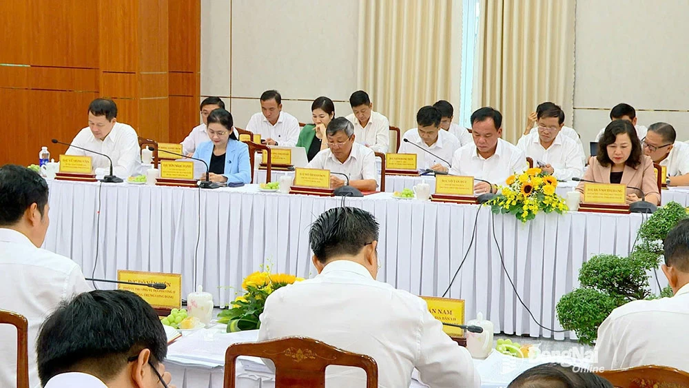 Các đồng chí lãnh đạo 2 tỉnh Đồng Nai và Bình Phước dự hội nghị. Ảnh: Khánh Lộc 