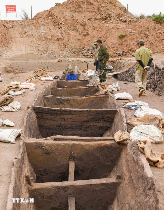 Thuyền cổ được phát hiện khi người dân đào ao. (Ảnh: Thanh Thương/TTXVN) ttxvn-thuyen-co-bn.jpg