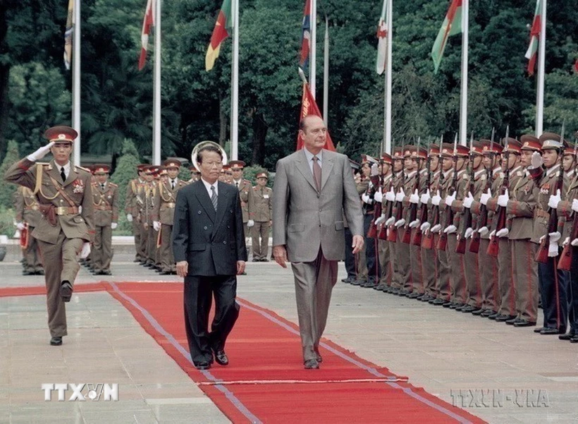 Chủ tịch nước Trần Đức Lương chủ trì Lễ đón Tổng thống Pháp Jacques Chirac thăm chính thức Việt Nam và dự Hội nghị Cấp cao Diễn đàn Á-Âu lần thứ 5 (ASEM 5), từ ngày 6 - 8/10/2004. (Ảnh: Nguyễn Khang/TTXVN)