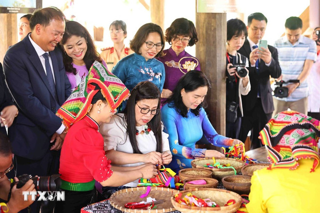hai-phu-nhan-thu-tuong-viet-nam-va-nhat-ban-tham-lang-van-hoa-du-lich-cac-dan-toc-viet-nam-5.jpg