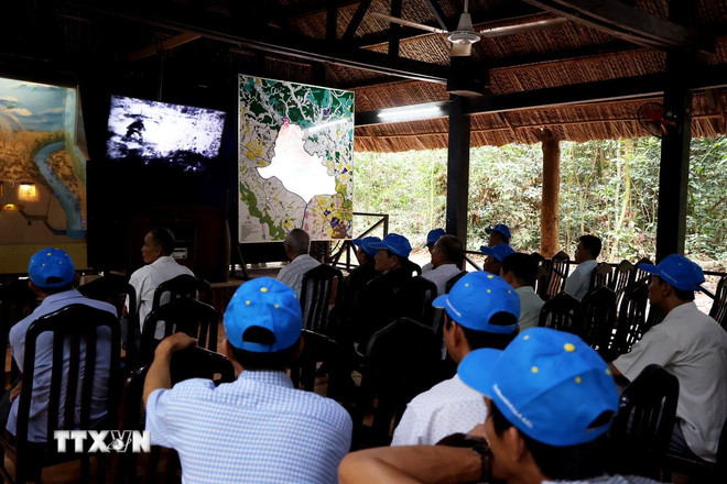 Khách tham quan xem phim tư liệu về địa đạo Củ Chi. (Ảnh: Hồng Đạt/TTXVN) ttxvn-0205-cu-chi-7.jpg