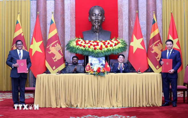 ttxvn-chu-tich-nuoc-luong-cuong-va-tong-thong-sri-lanka-anura-kumara-dissanayaka-chung-kien-le-ky-ket-trao-van-kien-8013011-7.jpg