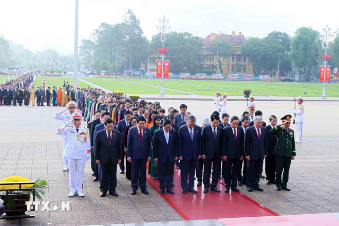 ttxvn-cac-dai-bieu-quoc-hoi-dat-vong-hoa-va-vao-lang-vieng-chu-tich-ho-chi-minh-8012418-2.jpg