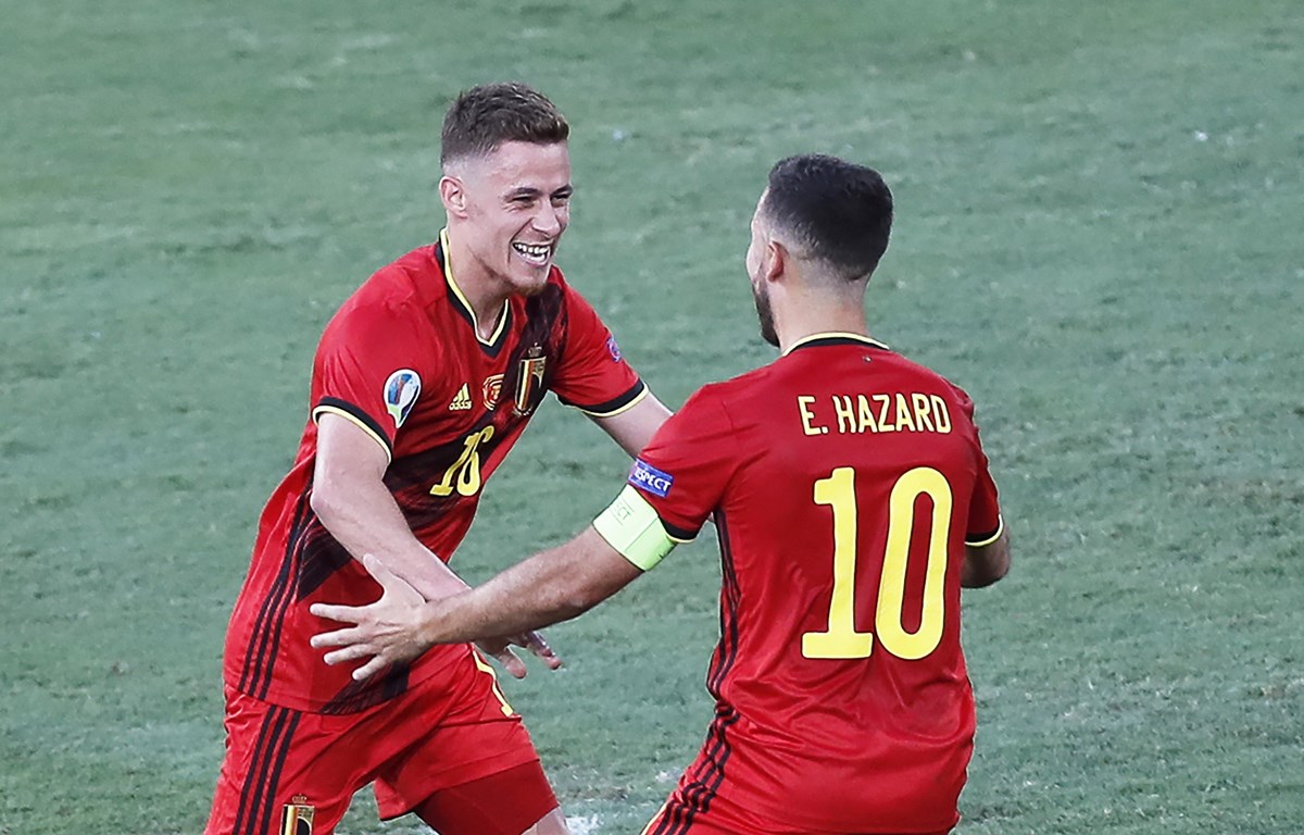 Thorgan Hazard ăn mừng cùng anh trai Eden sau khi lập siêu phẩ vào lưới Bồ Đào Nha. (Nguồn: AFP)