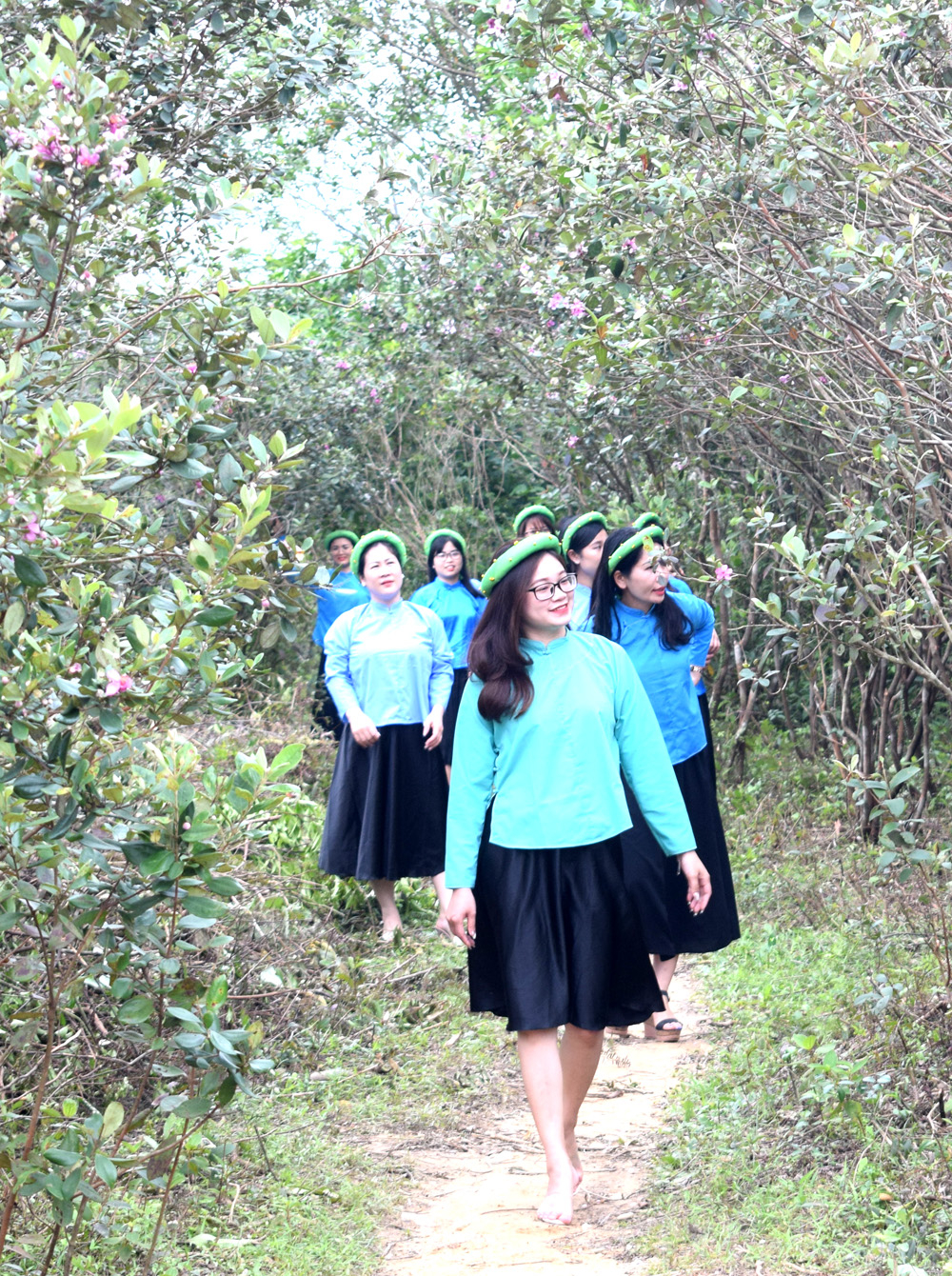 Du kh&aacute;ch c&oacute; nhiều cơ hội c&ugrave;ng trải nghiệm đồi sim với c&aacute;c c&ocirc; g&aacute;i bản địa, dưới t&aacute;n  c&acirc;y sim cao hơn 2 m