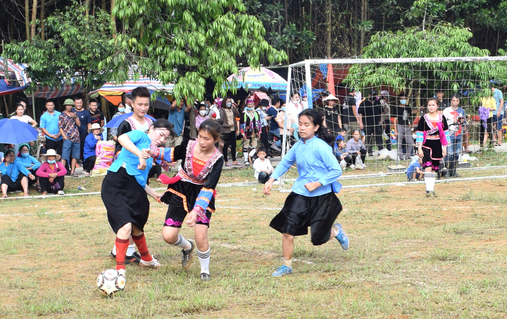 Hay xem c&aacute;c c&ocirc; g&aacute;i c&aacute;c d&acirc;n tộc ở x&atilde; Hải Sơn đ&aacute; b&oacute;ng cũng đầy hấp dẫn