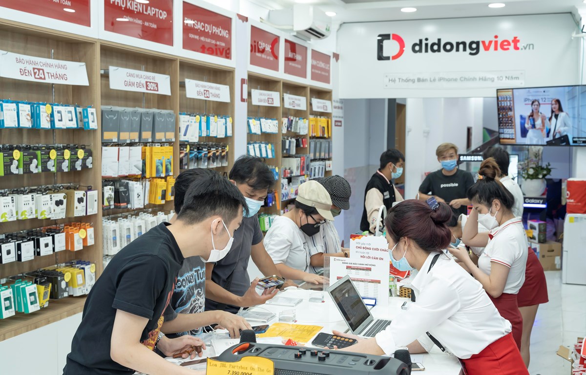 Theo các đại lý kinh doanh, tháng Sáu là giai đoạn thấp điện của thị trường điện thoại do vậy các đơn vị phải triển khai các chương trình khuyến mãi để kích cầu. (Ảnh: PV/Vietnam+)