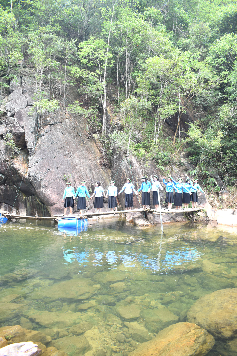 D&ograve;ng nước chảy ra hồ Tr&agrave;ng Vinh lu&ocirc;n trong veo cả những ng&agrave;y c&oacute; mưa nhỏ