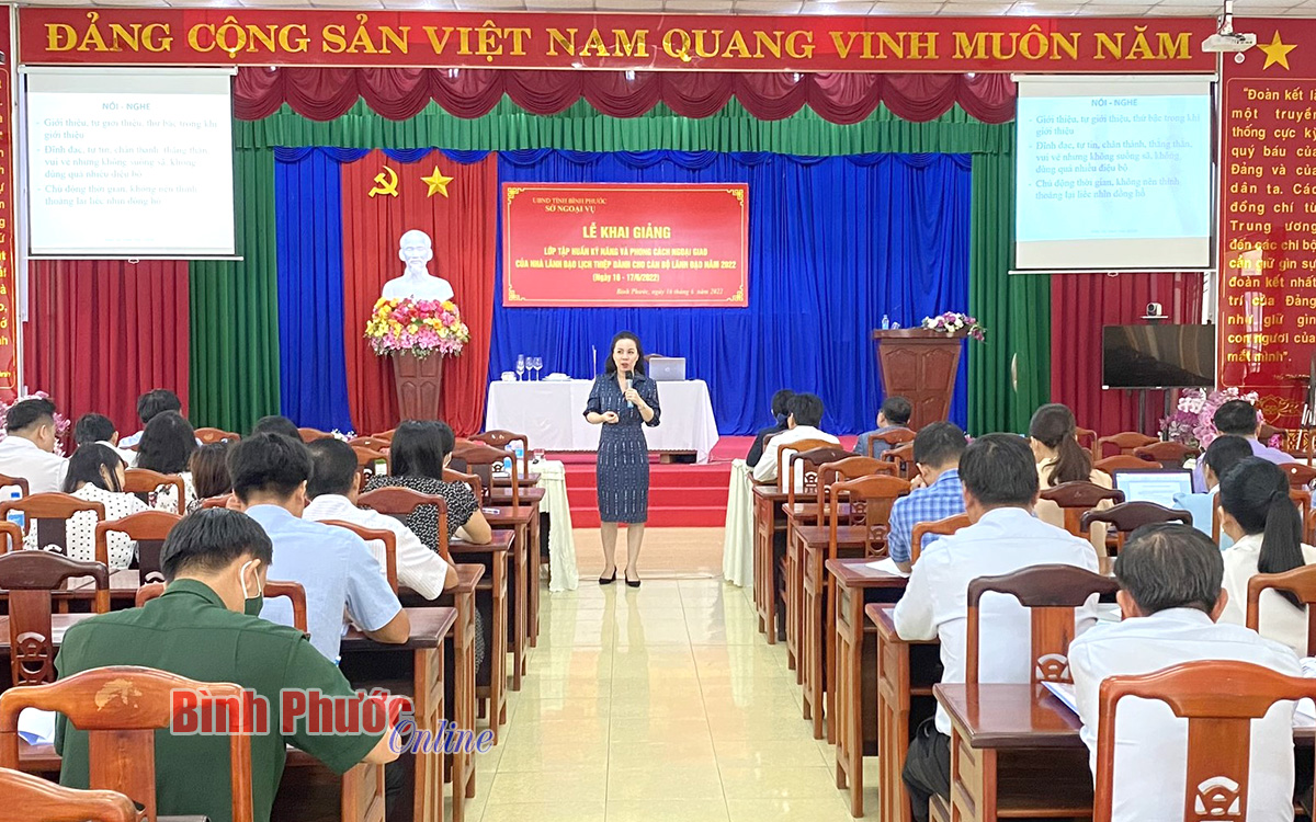 Tập huấn kỹ năng và phong cách ngoại giao của nhà lãnh đạo lịch thiệp