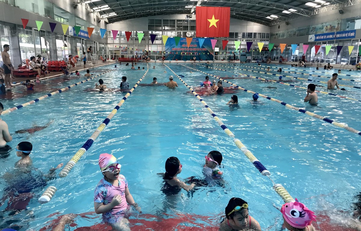 Bơi lội là một trong những môn thể thao thu hút nhiều đối tượng tham gia trong mùa nắng nóng. (Ảnh: Việt Anh/Vietnam+)