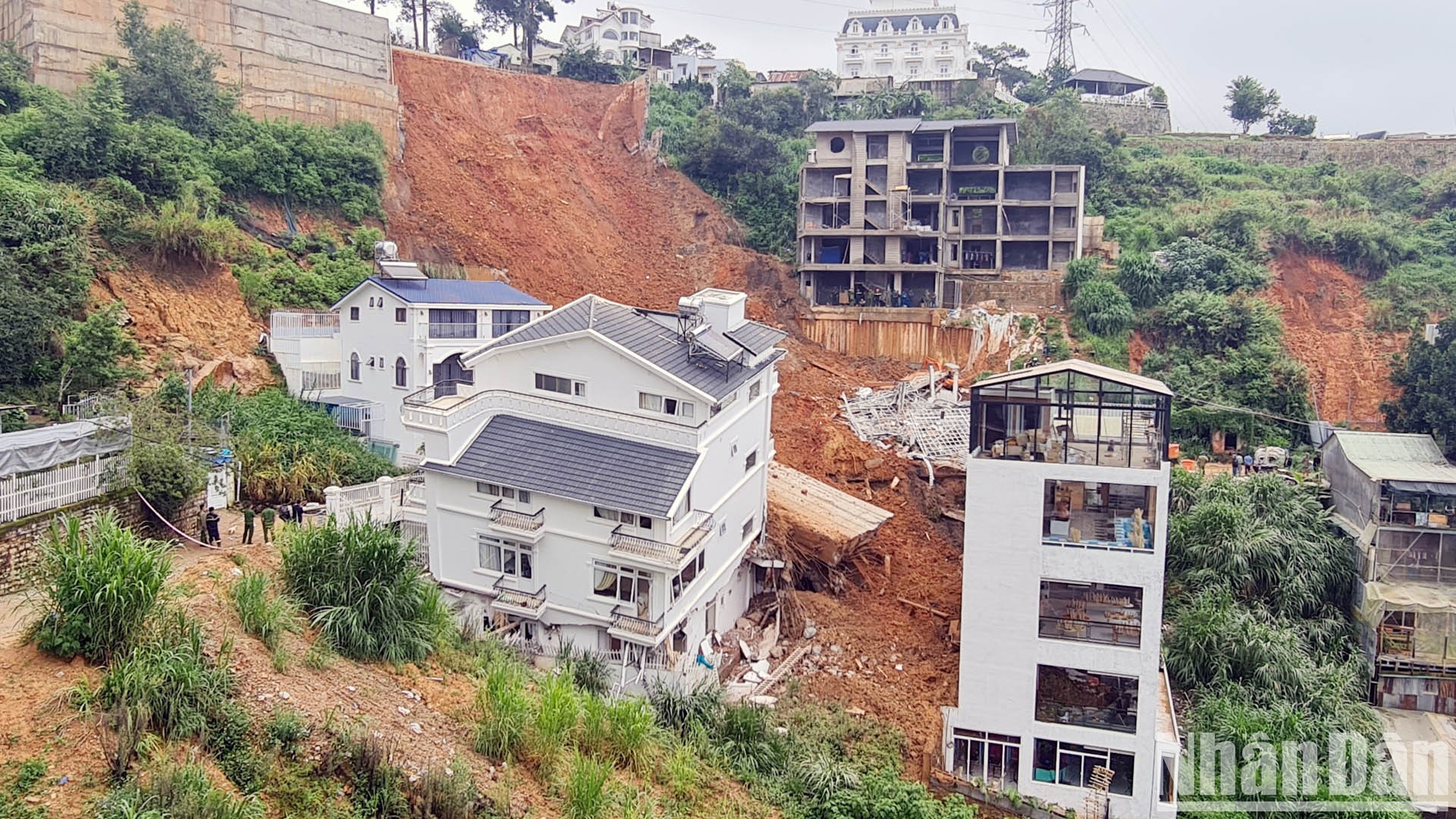 Toàn cảnh vụ sạt lở ta-luy và trượt đất nghiêm trọng tại Đà Lạt ảnh 14