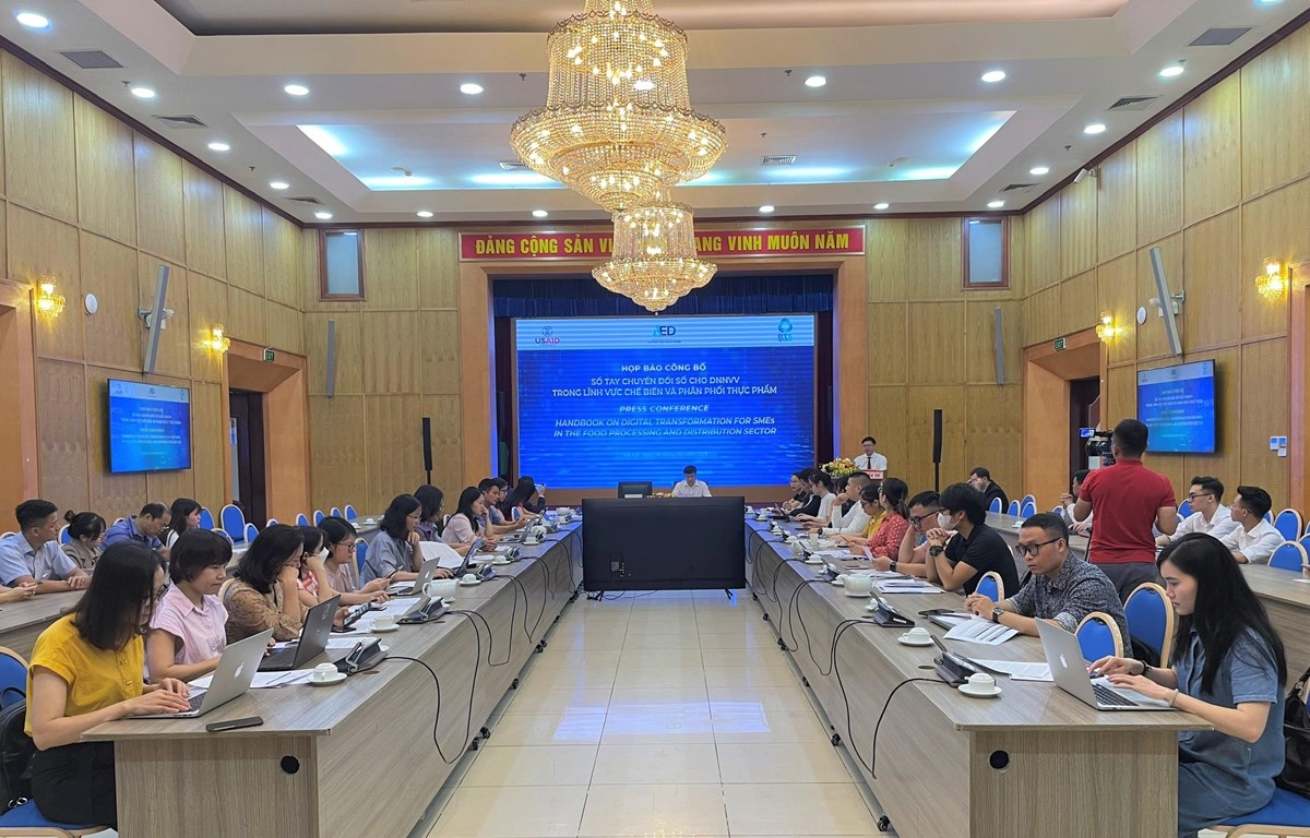 Sự kiện ra mắt Sổ tay Chuyển đổi số cho doanh nghiệp nhỏ và vừa trong lĩnh vực chế biến và phân phối thực phẩm, ngày 28/6. (Ảnh: Hạnh Nguyễn/Vietnam+)