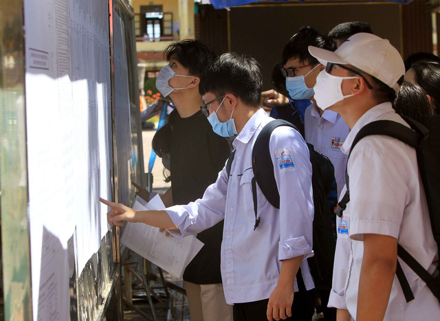 Hôm nay (27/6), hơn 1 triệu thí sinh đến làm thủ tục dự thi tốt nghiệp THPT 2023 - Ảnh 2.