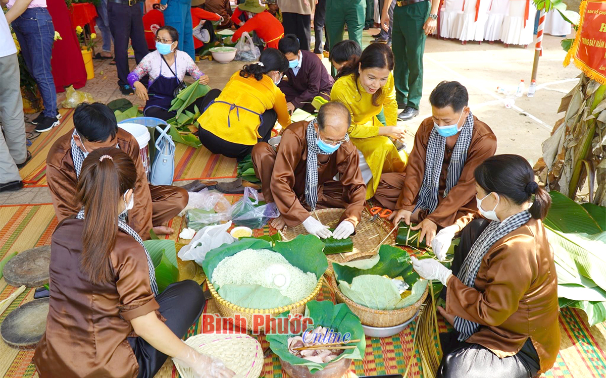 Tình người làm đất cũng nở hoa