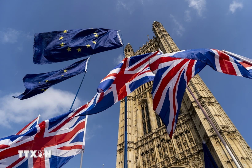 Cờ Anh (phía dưới) và cờ EU (phía trên) tại thủ đô London, Anh. (Ảnh: AFP/TTXVN)