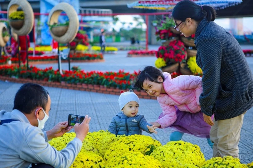 Khoảnh khắc hạnh phúc của một gia đình tại Đà Nẵng. (Ảnh: Trần Lê Lâm/TTXVN)