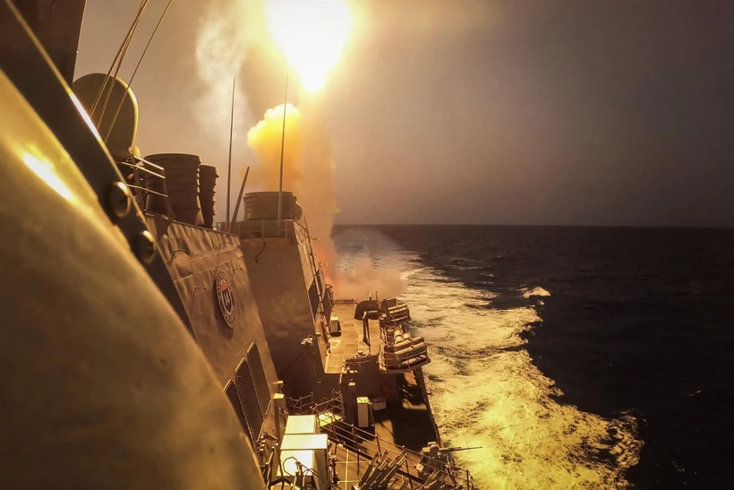 (Tư liệu) Tàu khu trục gắn tên lửa dẫn đường USS Carney của Mỹ đánh chặn tên lửa và thiết bị bay không người lái của lực lượng Houthi trên Biển Đỏ. (Ảnh: AFP/TTXVN)