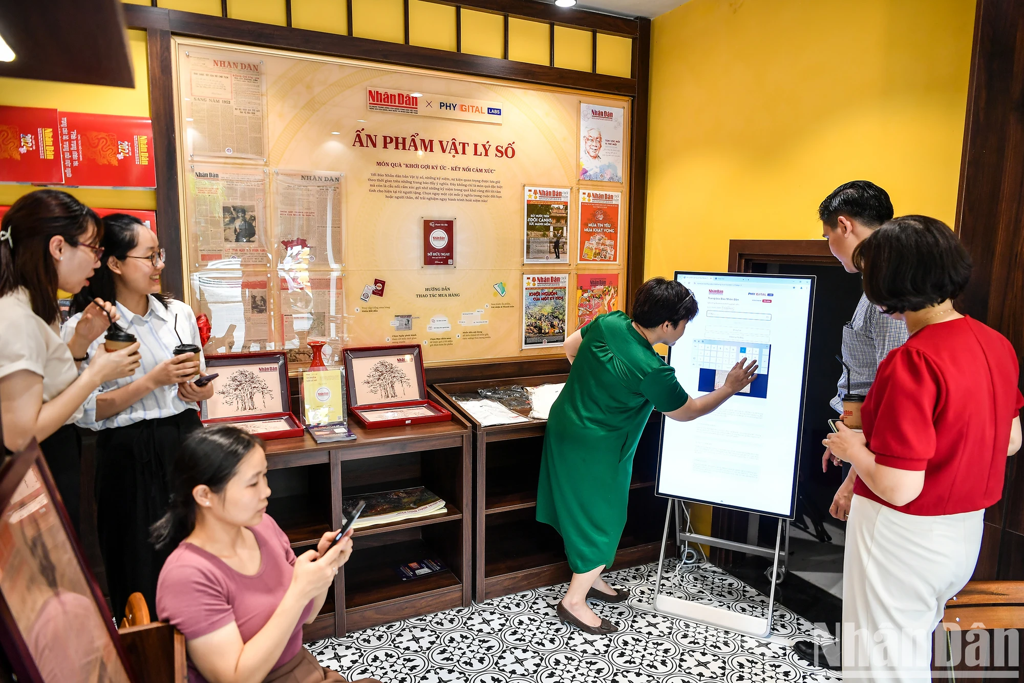 [Ảnh] Ra mắt Kh&ocirc;ng gian trưng b&agrave;y, trải nghiệm v&agrave; giới thiệu sản phẩm B&aacute;o Nh&acirc;n D&acirc;n ảnh 9